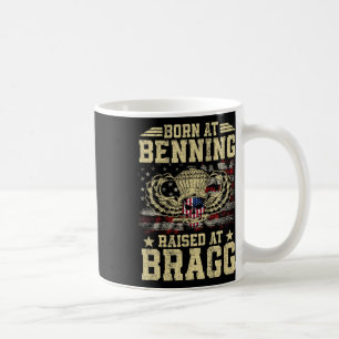 Geboren in Ft Benning Raised Fort Bragg Airborne V Koffiemok