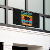 Geboren in Shear Sheep gedwongen naar school te ga Spandoek (Buitenkant Gebouw)