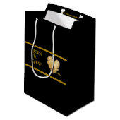 Geboren in Shine Black en Gold Medium Gift Bag Cadeauzakje (Achterkant Gekanteld)