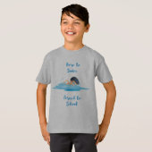 Geboren in Swim Forced naar School T-Shirt (Voorkant volledig)