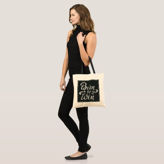 Geboren in Win Tote Bag (Voorkant (model))