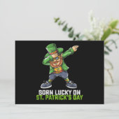 Geboren Lucky op St Patrick's Day Dabbing Verjaard Kaart (Staand voorkant)