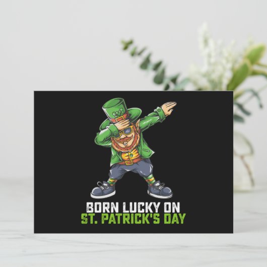 Geboren Lucky op St Patrick's Day Dabbing Verjaard Kaart (Staand voorkant)