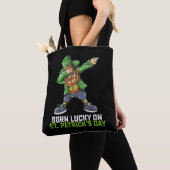 Geboren Lucky op St Patrick's Day Dabbing Verjaard Tote Bag (Dichtbij)