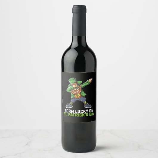 Geboren Lucky op St Patrick's Day Dabbing Verjaard Wijn Etiket (Voorkant)