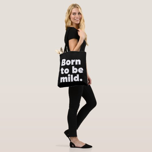 Geboren om mild te zijn tote bag (Op model)
