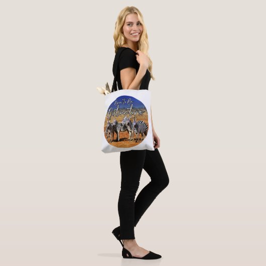 "Geboren om onderscheidend te zijn" Zebra Art Tote Bag (Op model)