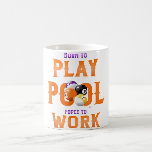 Geboren om te spelen zwembad gedwongen om te werke koffiemok (Center)