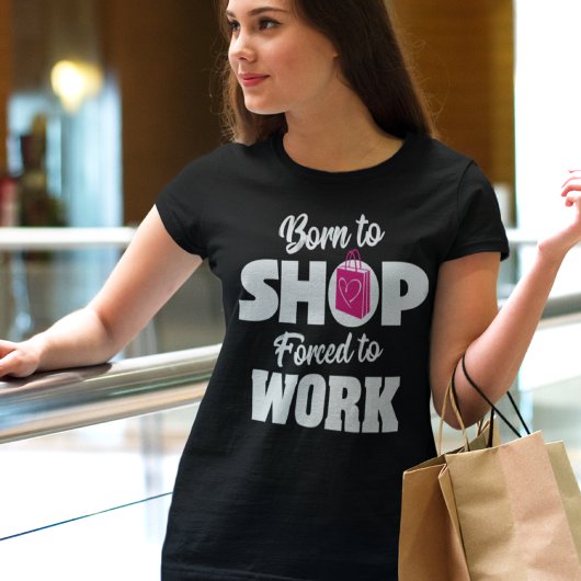 Geboren om te winkelen gedwongen om T-shirt te wer