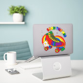 Geboren op deze manier regenboogSchaats Sticker (Laptop op bureau)