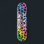 Geboren op schaats kleurrijke leopard graffiti-tek persoonlijk skateboard<br><div class="desc">Het wolskateboard met een trendy regenboogluipsplepspleet met de vermelding "Geboren tot schaats" in een wit modern graffiti lettertype.</div>