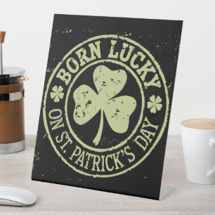 Geboren op St. Patrick's Day Iers verjaardagsfeest Reclamebord Met Voetstuk