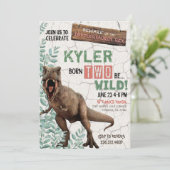 Geboren op TWO Be Wild Dinosaur Birthday Uitnodigi Kaart (Staand voorkant)
