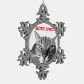 Geboren vermoeide kat tin sneeuwvlok ornament (Links)