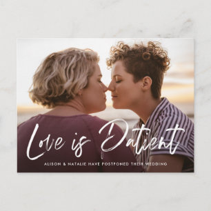 Geborstelde Lettering Liefde is Geduldig Uitstel Aankondigingskaart