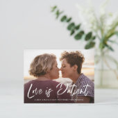 Geborstelde Lettering Liefde is Geduldig Uitstel Aankondigingskaart (Staand voorkant)