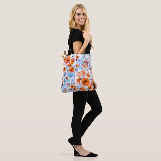 Geborstelde papavers: Abstracte bloemtextuur Tote Bag (Op model)