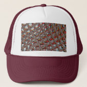 Gebosseerde Ash Grey Maroon Checkered: een moderne Trucker Pet (Voorkant)