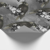 Geboste zwarte vogels en witte bloemen op grijs cadeaupapier (Hoek)