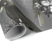 Geboste zwarte vogels en witte bloemen op grijs cadeaupapier (Rol Hoek)