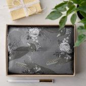 Geboste zwarte vogels en witte bloemen op grijs tissuepapier (Geschenk)