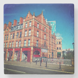 Gebouw, aan de kant van de brug stenen onderzetter