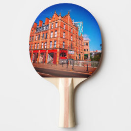 Gebouw, aan de zijkant van de brug tafeltennisbatje