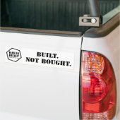 GEBOUWD. NIET GEKOCHT. (wit) Bumpersticker (Op Truck)
