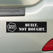 GEBOUWD. NIET GEKOCHT. (zwart) Bumpersticker (Op auto)