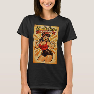 Gebouwd Schattig met Bedoeling – Klassieke Bombshe T-shirt