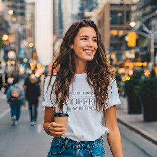 Gebouwd uit koffie en ambitie Minimalistische moti T-shirt
