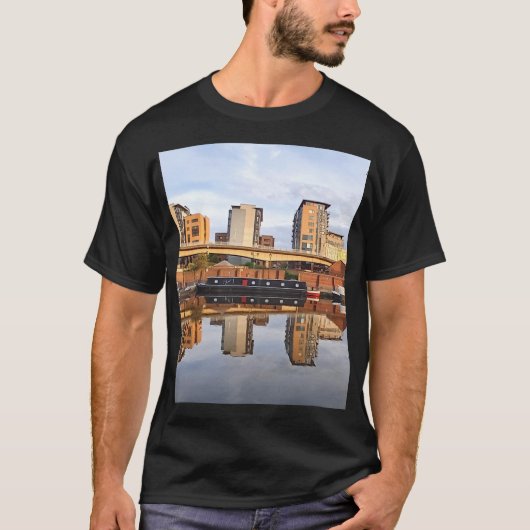 Gebouwen en bootreflectie t-shirt (Voorkant)