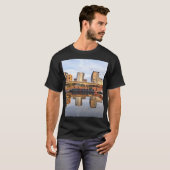 Gebouwen en bootreflectie t-shirt (Voorkant volledig)