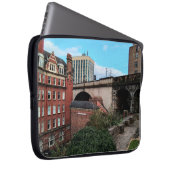 Gebouwen van Newcastle Laptop Sleeve (Voorkant Rechts)