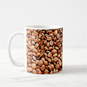 gebrande aromatische koffiebonen in zonlicht, koff koffiemok