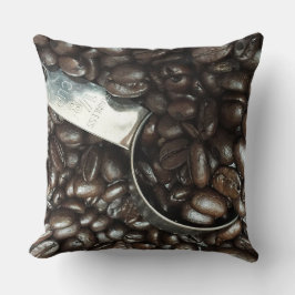 gebrande koffiebonen met een zilverfilm kussen