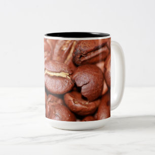 gebrande koffiebonen tweekleurige koffiemok