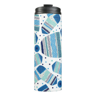 Gebreide winterkleding: Gezellig naadloos patroon. Thermosbeker