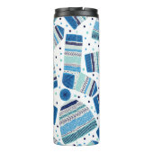 Gebreide winterkleding: Gezellig naadloos patroon. Thermosbeker (Achterkant)