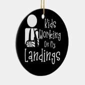 Gebroken arm Kinderen werken nog steeds aan landin Keramisch Ornament (Rechts)