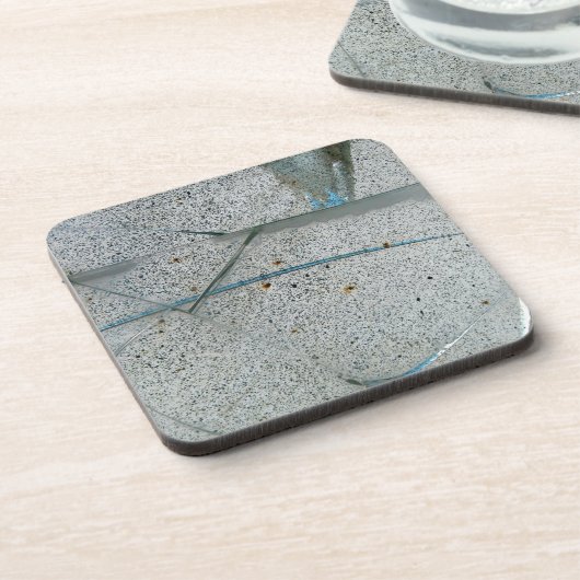 Gebroken, gekraakte en vuile glas drankjes onderzetter (Linkerzijde)