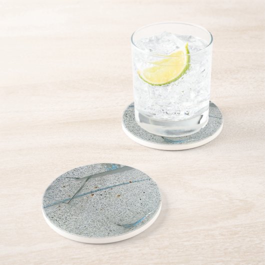 Gebroken, gekraakte en vuile glas zandsteen onderzetter (Zijkant)