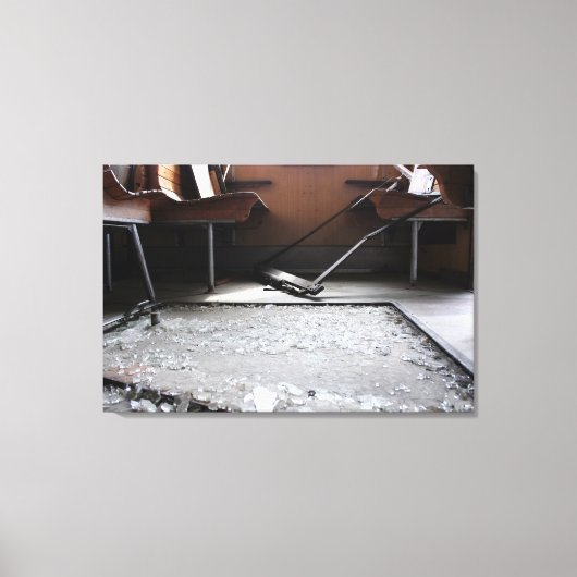 Gebroken glas op het aardverzegelde treinstanvas canvas afdruk (Voorkant)