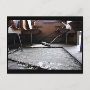 Gebroken glas op het Briefkaart van de verlaten tr