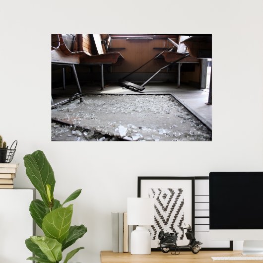 Gebroken glas op het poster van de verlaten trein  (Thuiskantoor)