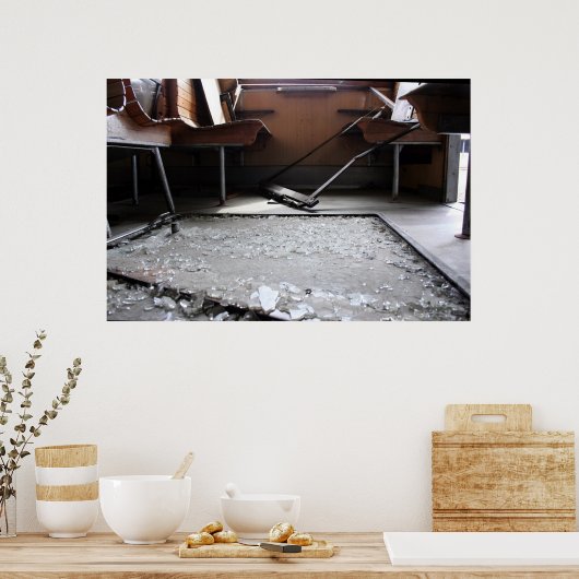 Gebroken glas op het poster van de verlaten trein  (Keuken)