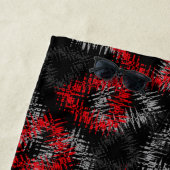 Gebroken harten rood en grijs op zwarte achtergron strandlaken (In situ)