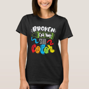 Gebroken kleurpotloden blijven kleur geven voor be t-shirt