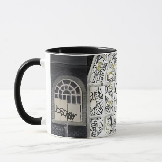 Gebroken, maar niet gespleten, met zwarte vulling  mok (Links)