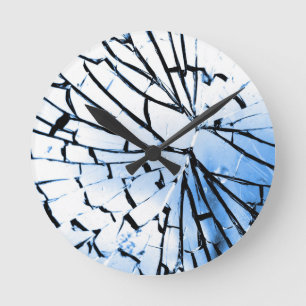 gebroken raam ronde klok
